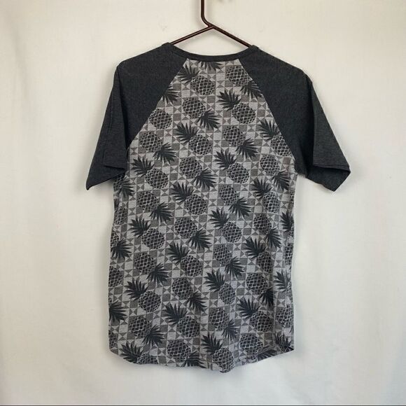 Pineapple shirt!   - Picture 5 of 6